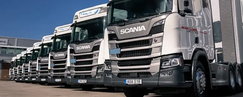 camions de transport routier garés dans un entrepot
